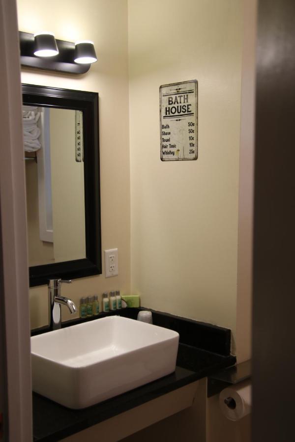 Townhouse Motel Lusk エクステリア 写真